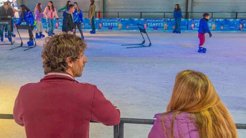 Juan y Eva Andreotti visitaron la Pista de Patinaje sobre Hielo gratuita del Parque Náutico de SanFernando