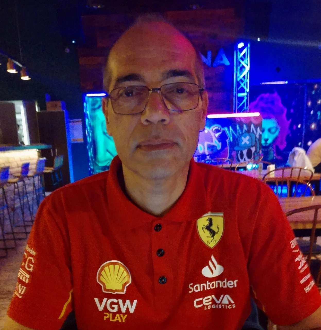 El niño a orilla del río