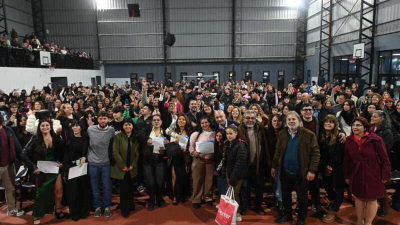 Nunca es tarde para estudiar: 115 adultos terminaron el secundario gracias al Plan FinEs en Escobar