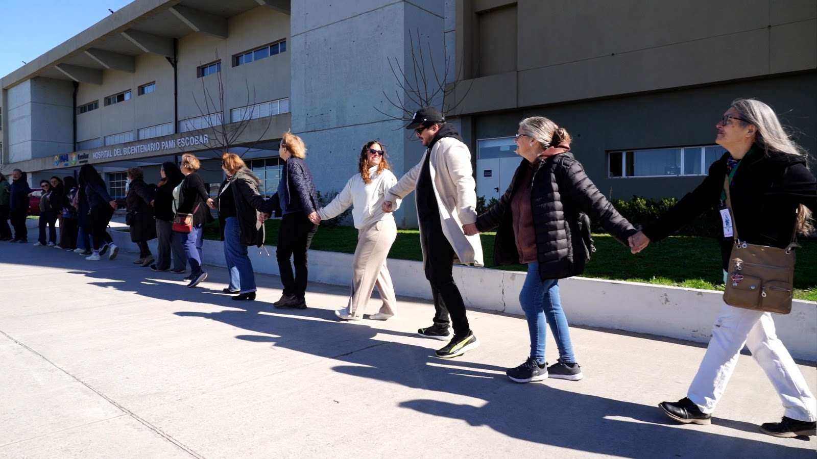 Abrazo al Hospital Bicentenario: “Exigimos la apertura de la Maternidad: que la abra el Gobierno Nacional o que nos dejen finalizarla, no se puede ser tan ineficiente y cruel”