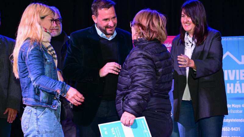 Se entregaron 102 escrituras sociales para garantizar el derecho a la vivienda