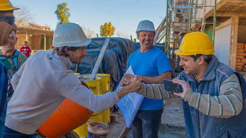 Juan Andreotti visitó la construcción de 127 viviendasreactivadas con fondos municipales