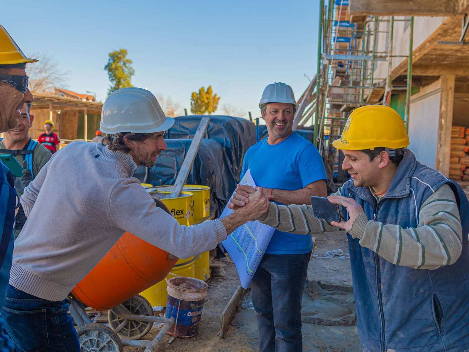 Juan Andreotti visitó la construcción de 127 viviendasreactivadas con fondos municipales