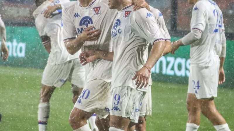 Tigre gana 2-0 y buscará cerrar hoy el partido suspendido por el temporal