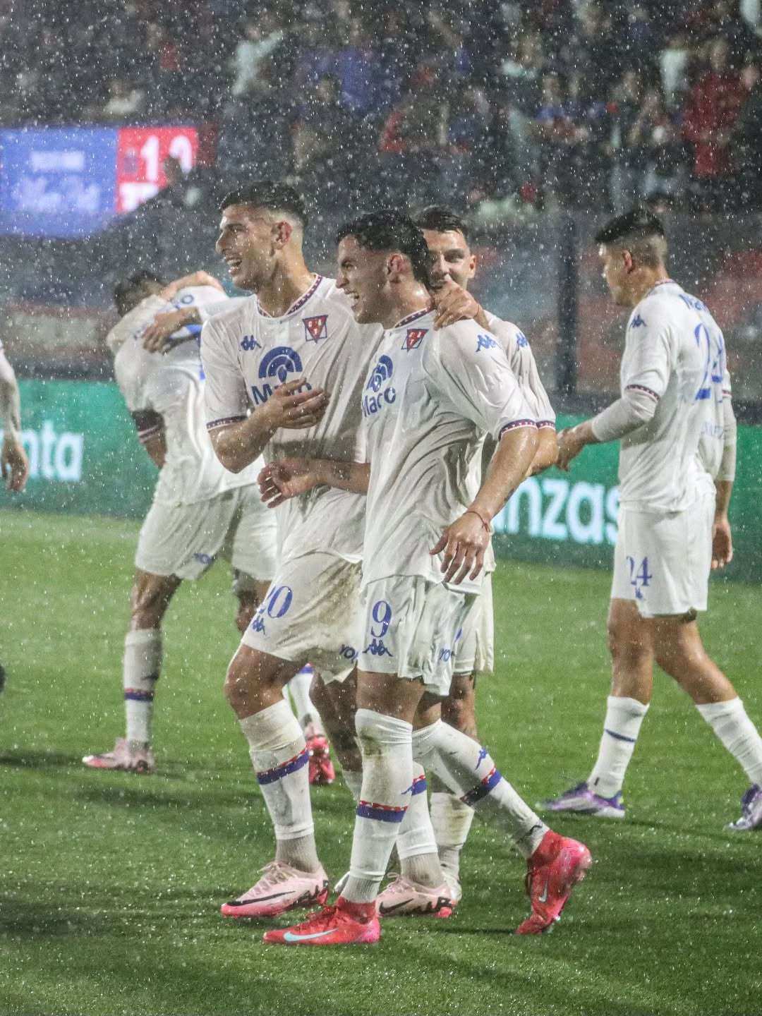 Tigre gana 2-0 y buscará cerrar hoy el partido suspendido por el temporal