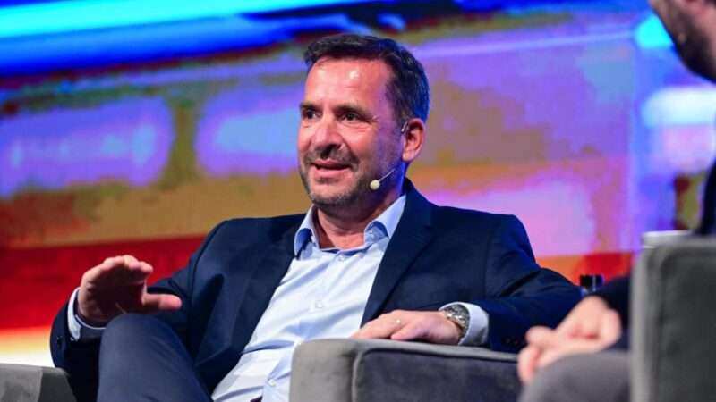 Ariel Sujarchuk presentó su libro “Mañana es Hoy”, un análisis que enfatiza la necesidad de formar una ciudadanía inteligente capaz de convivir, interactuar y producir con la IA