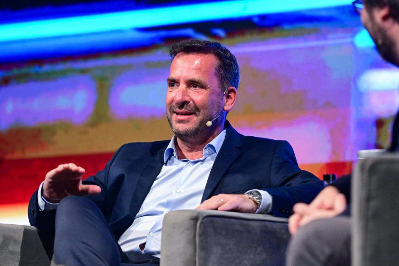 Ariel Sujarchuk presentó su libro “Mañana es Hoy”, un análisis que enfatiza la necesidad de formar una ciudadanía inteligente capaz de convivir, interactuar y producir con la IA