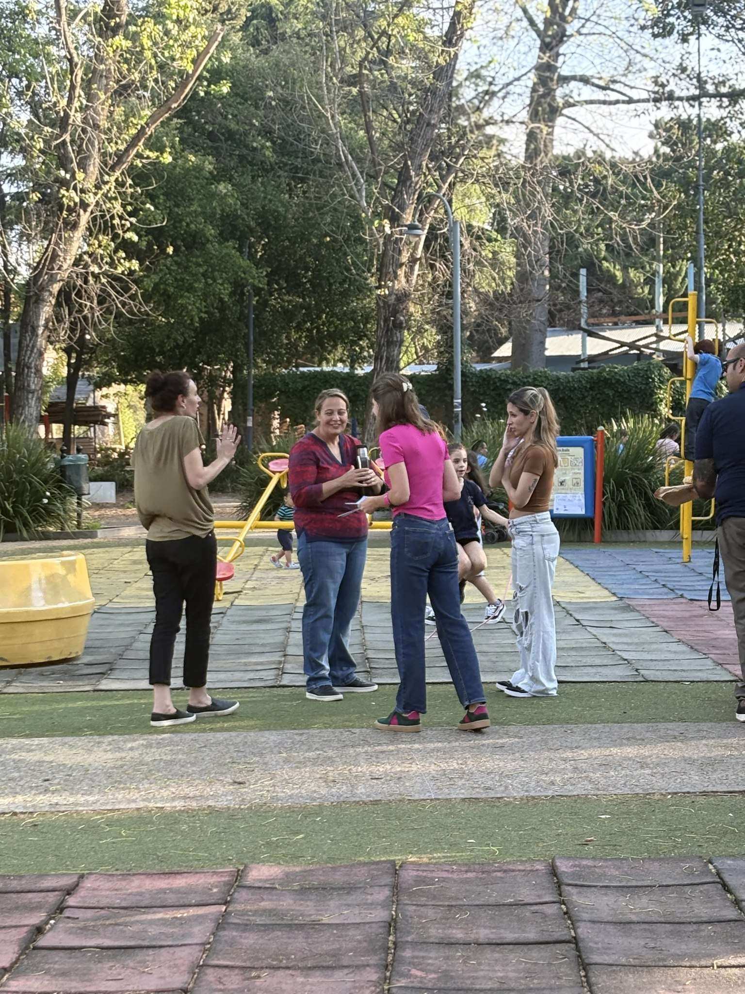 Salzmann y Vannelli estuvieron en la Plaza de los inmigrantes en Vicente López para explicar la Boleta Única de Papel y criticar el ajuste del gobierno de Milei