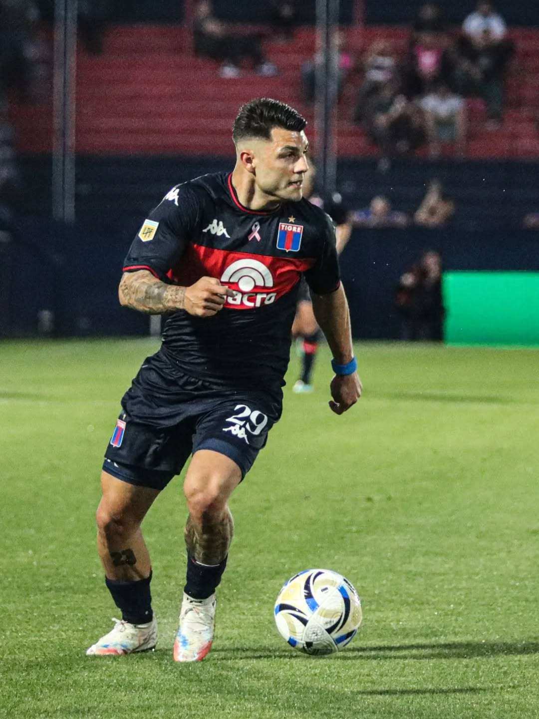 Tigre empató 2-2 con Barracas en un partido marcado por un penal no cobrado