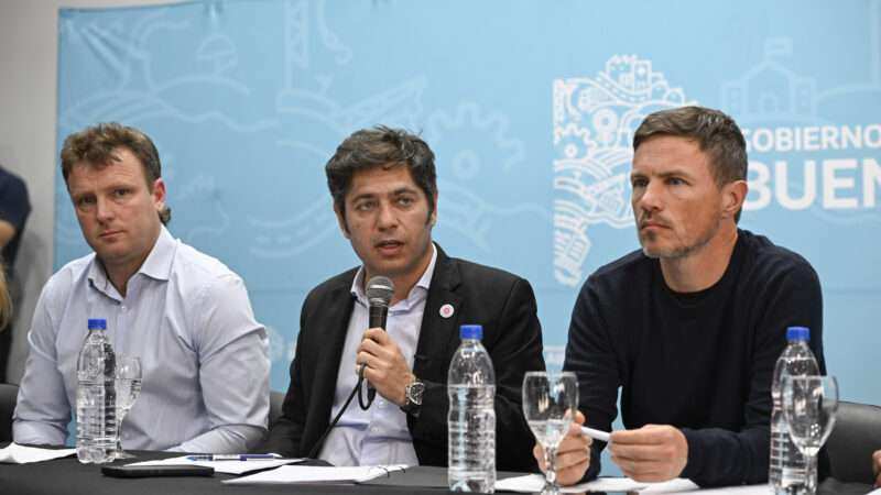 Kicillof mantuvo un encuentro con productores, comerciantes y gremios en Olavarría y recorrió obras provinciales