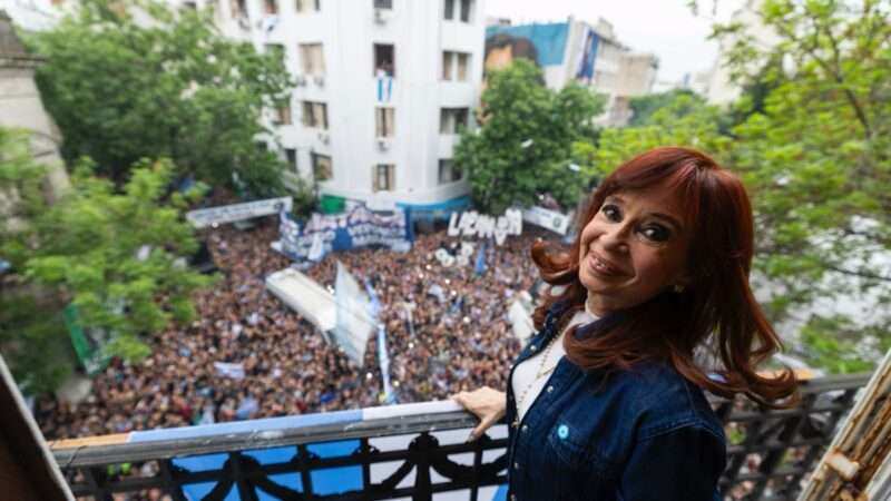 Emotivo homenaje peronista por el 17 de octubre frente a la casa de Cristina Kirchner