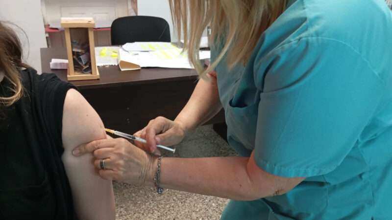 Continúa la campaña de vacunación contra el dengue y la tos convulsa en Escobar