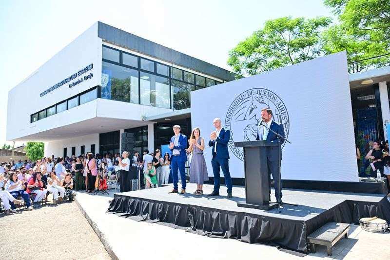 Emotivo acto de egreso de la primera camada de estudiantes del Colegio Preuniversitario Dr. Ramón A. Cereijo