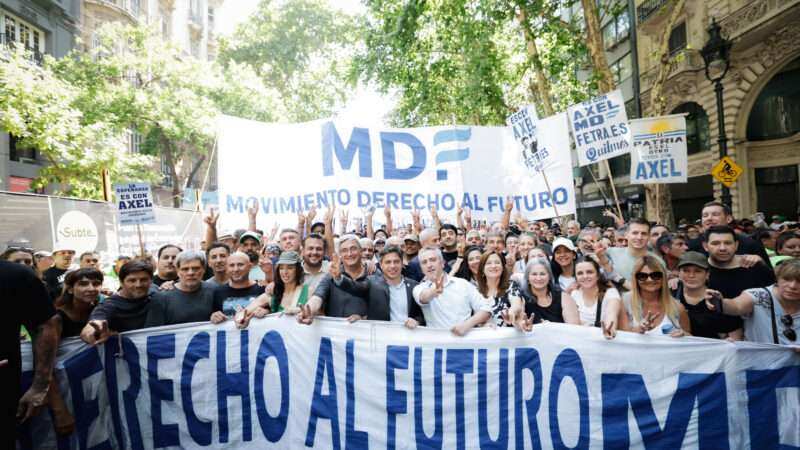 Kicillof se sumó a la movilización en Plaza de Mayo contra la reforma de la Ley Laboral
