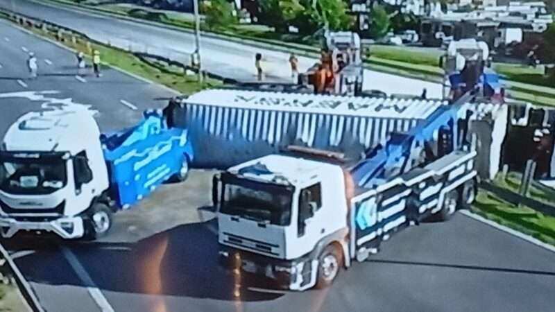 Caos en Panamericana: 10 kilómetros de cola por el vuelco de un camión en Ingeniero Maschwitz