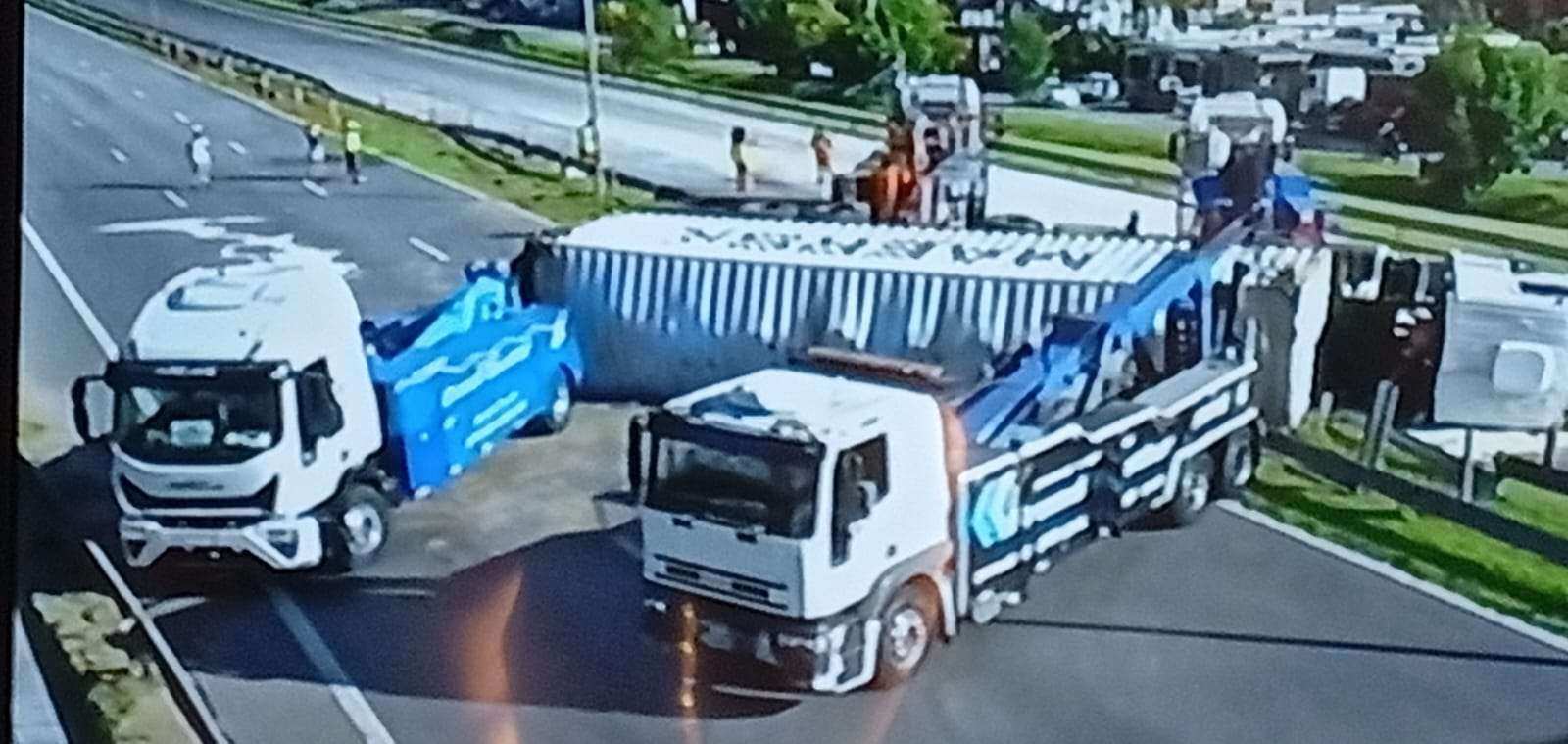 Caos en Panamericana: 10 kilómetros de cola por el vuelco de un camión en Ingeniero Maschwitz