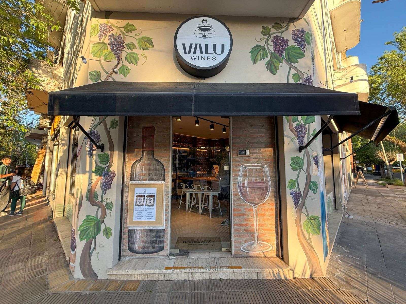 Valu Wines renueva su mural con un evento abierto al público: pintura en vivo, música y degustaciones
