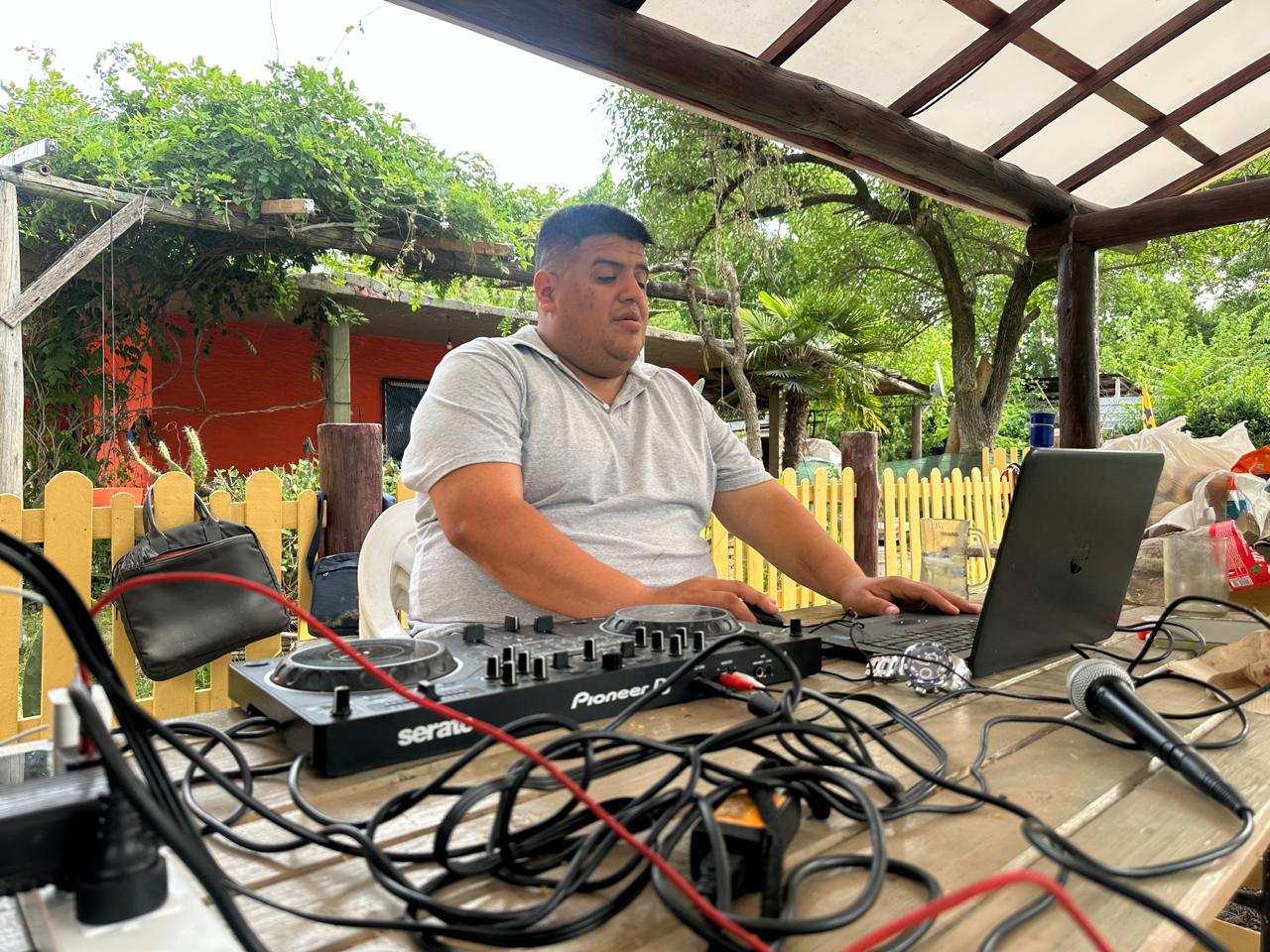 Carlos Azame: militancia social y pasión por la música, el DJ que conecta barrios y sueños