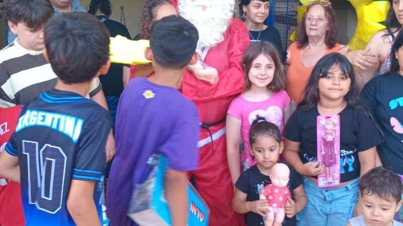 La militancia del Frente Renovador llevó la magia de Papá Noel al barrio Malaver