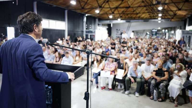 Kicillof entregó 700 escrituras gratuitas en Avellaneda y reforzó políticas de salud y educación