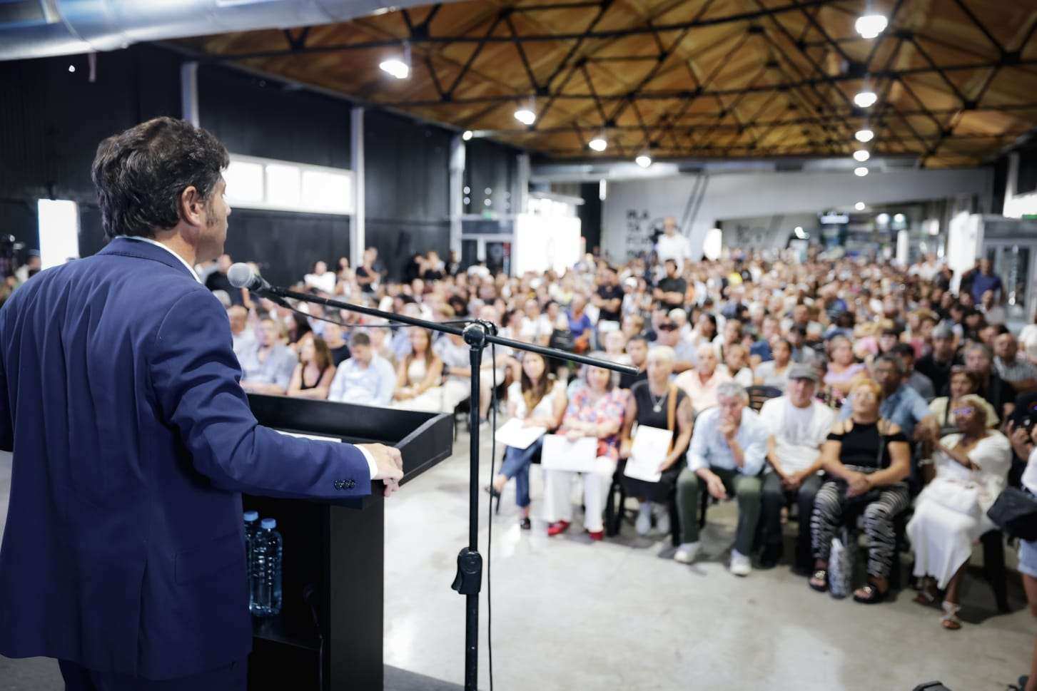 Kicillof entregó 700 escrituras gratuitas en Avellaneda y reforzó políticas de salud y educación