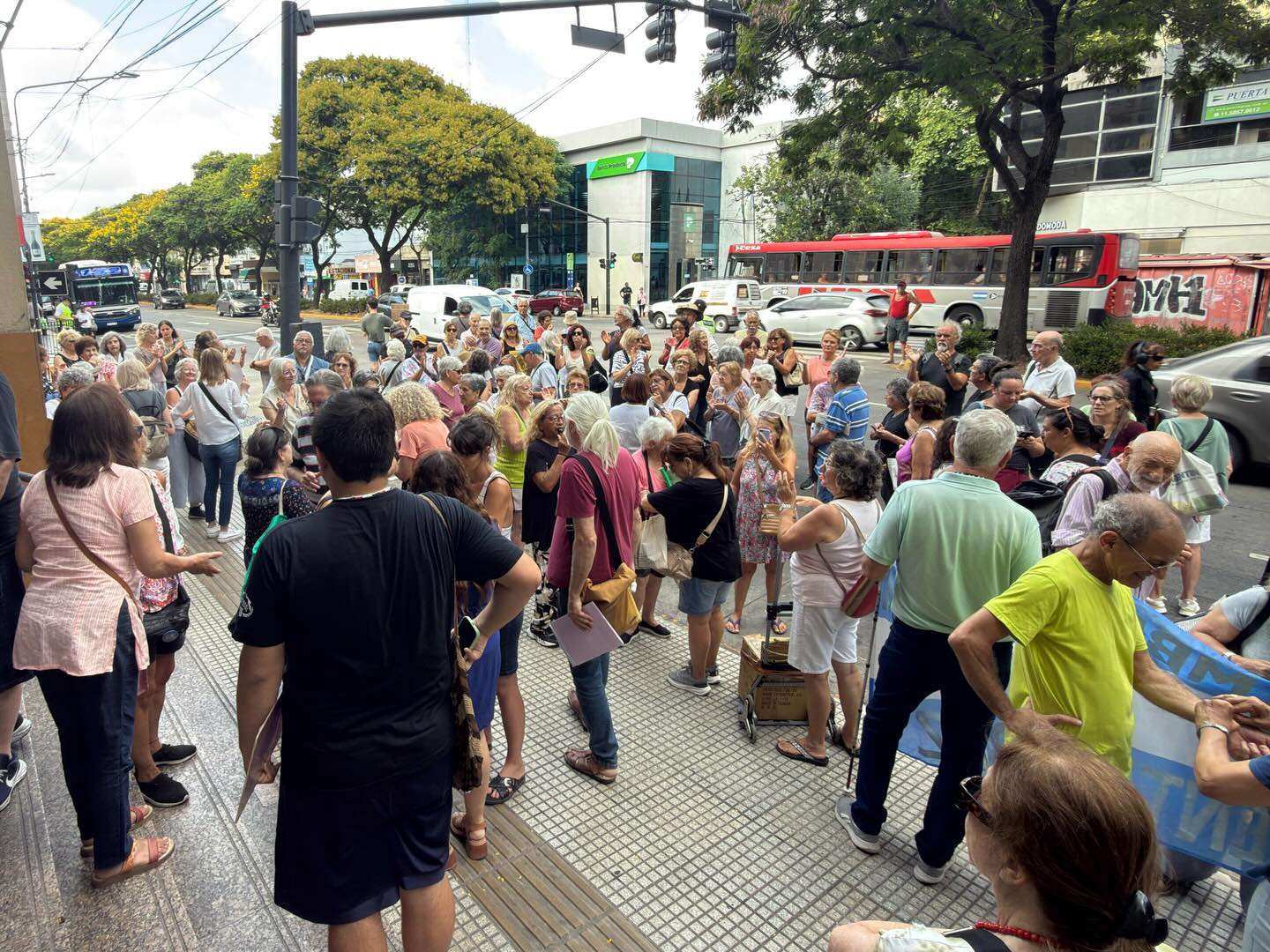Vecinos se movilizaron para pedir el restablecimiento del Transporte Bicentenario