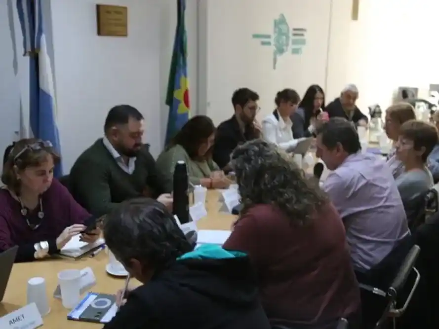 La Provincia acordó con gremios bonaerenses un aumento salarial con retroactivo y reapertura en febrero