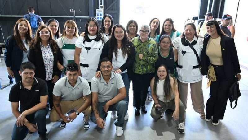 La Provincia entregó mobiliario y más de 1.400 guardapolvos para acompañar el inicio de clasese en Moreno