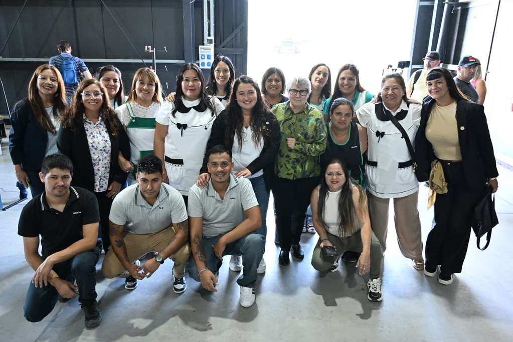 La Provincia entregó mobiliario y más de 1.400 guardapolvos para acompañar el inicio de clasese en Moreno