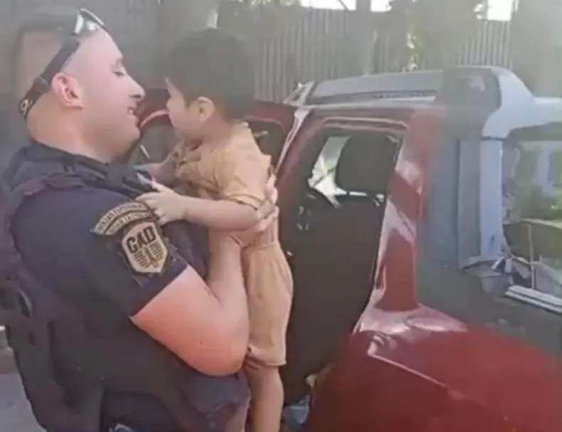 El llanto que alertó a todos: un policía rompió una camioneta para salvar a un nene en Pilar