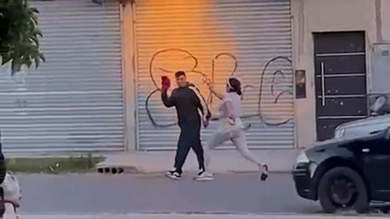 Crimen en Batán: los videos que muestran la brutalidad del ataque y la burla del agresor