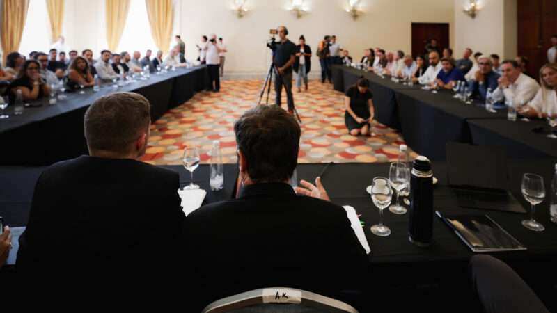 Kicillof se reunió con empresarios turísticos en Mar del Plata, inauguró equipamiento hospitalario y una farmacia policial