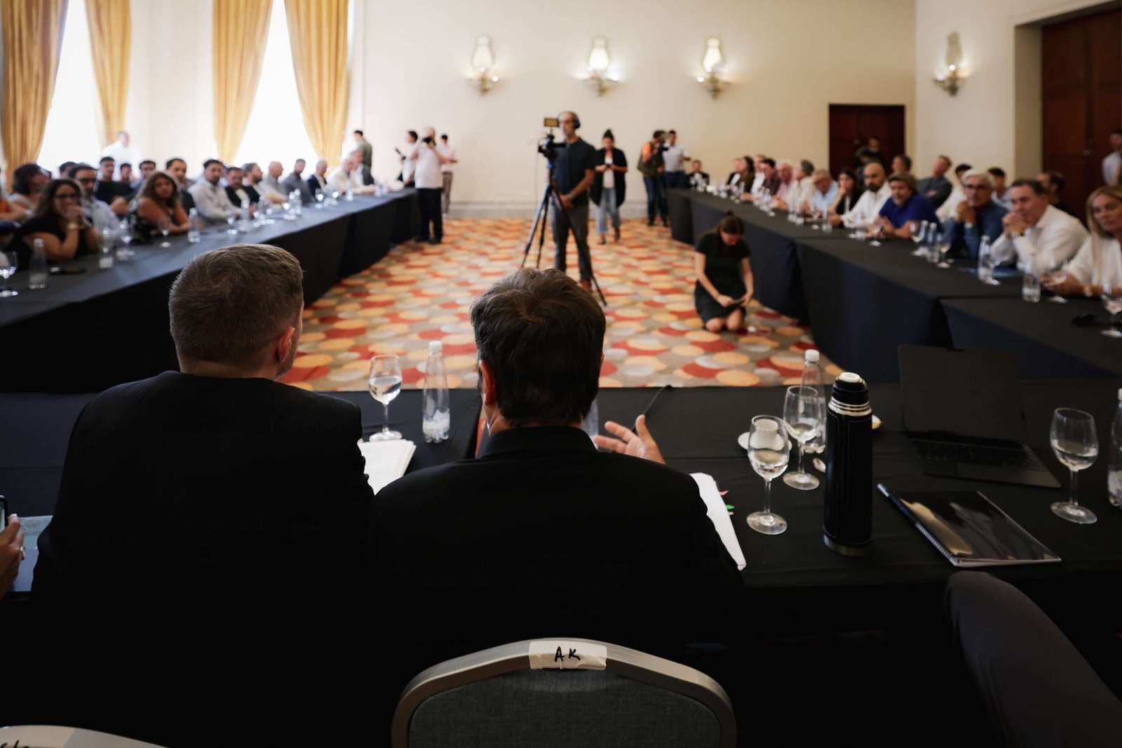 Kicillof se reunió con empresarios turísticos en Mar del Plata, inauguró equipamiento hospitalario y una farmacia policial