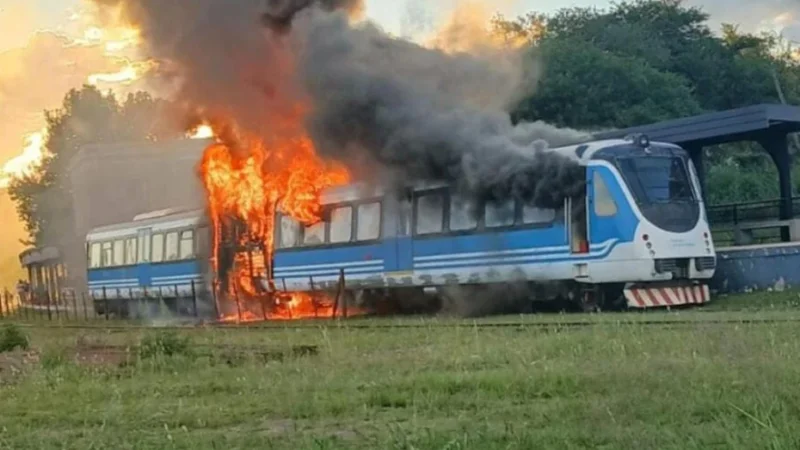 Momentos de tensión en Córdoba: un tren con 120 pasajeros se incendió en La Calera