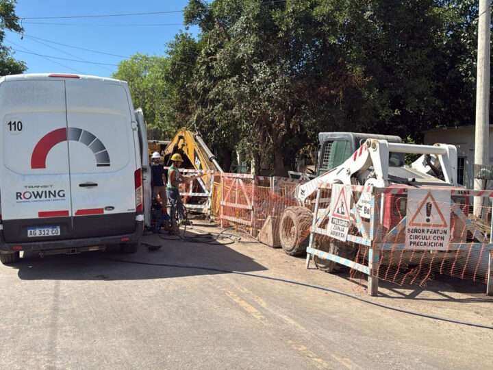 Rotura de un caño en una obra de AySA: el Municipio intervino de inmediato con tareas de limpieza  y otras de logística.
