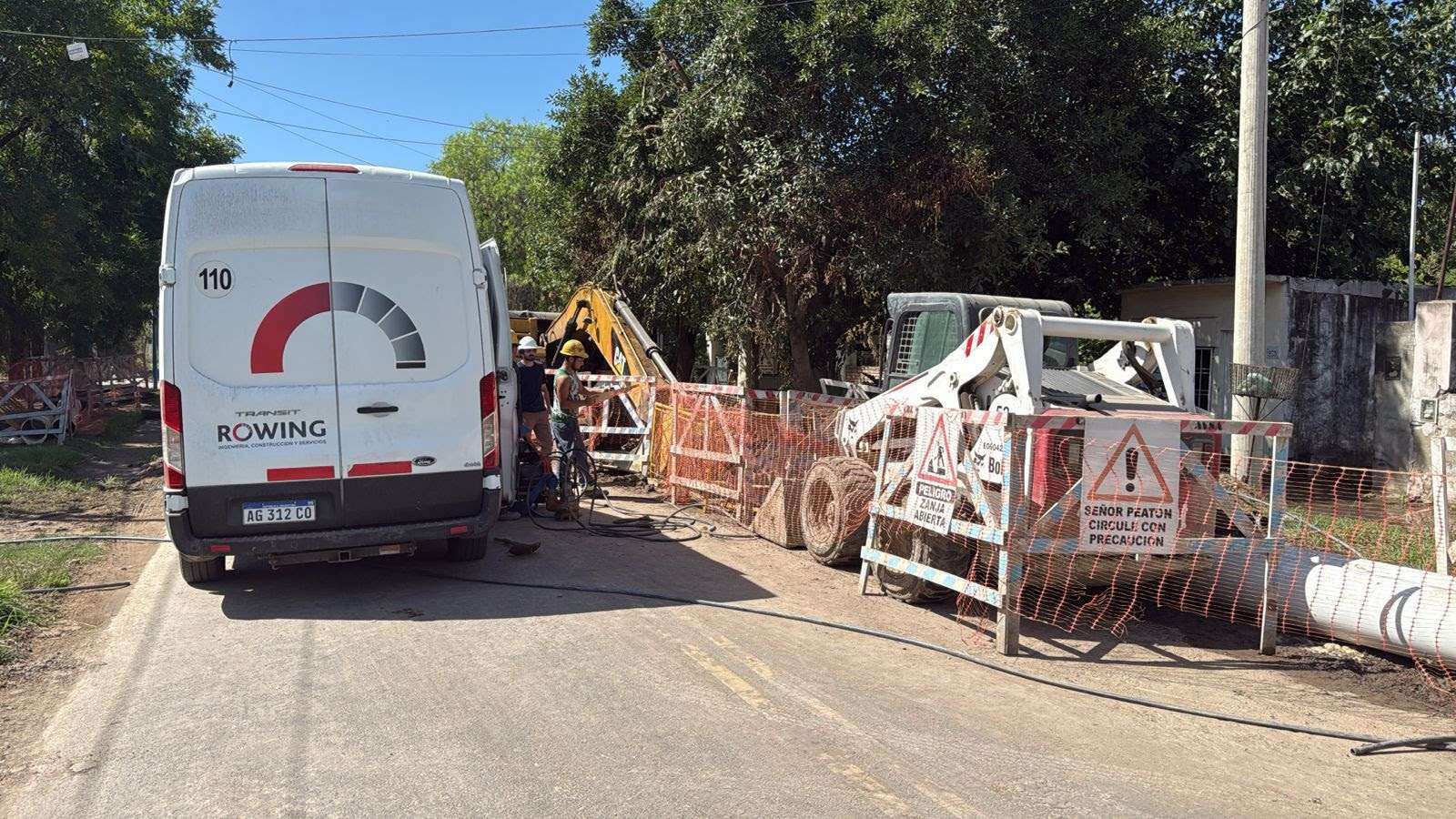 Rotura de un caño en una obra de AySA: el Municipio intervino de inmediato con tareas de limpieza  y otras de logística.