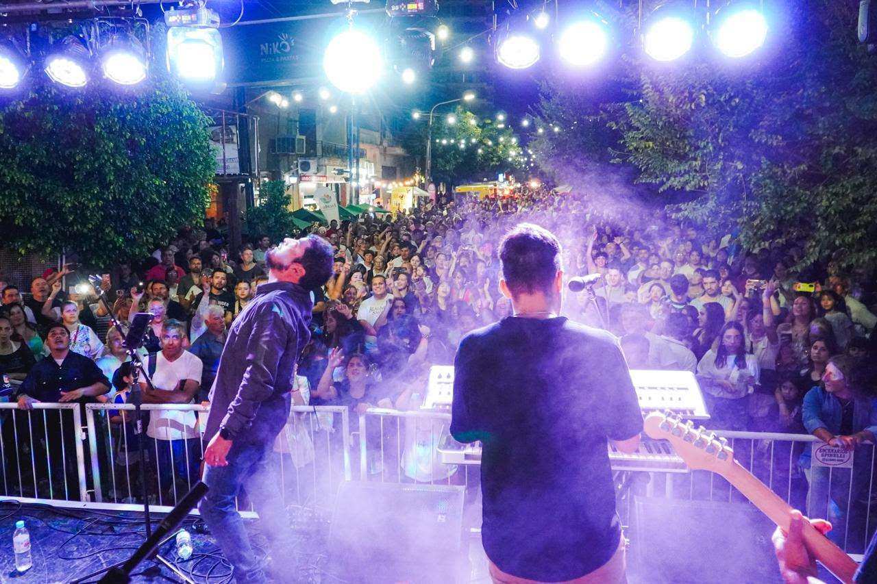 Ya es un clásico: más de 6.000 personas se sumaron a la octava edición de la Peatonal Ochentosa