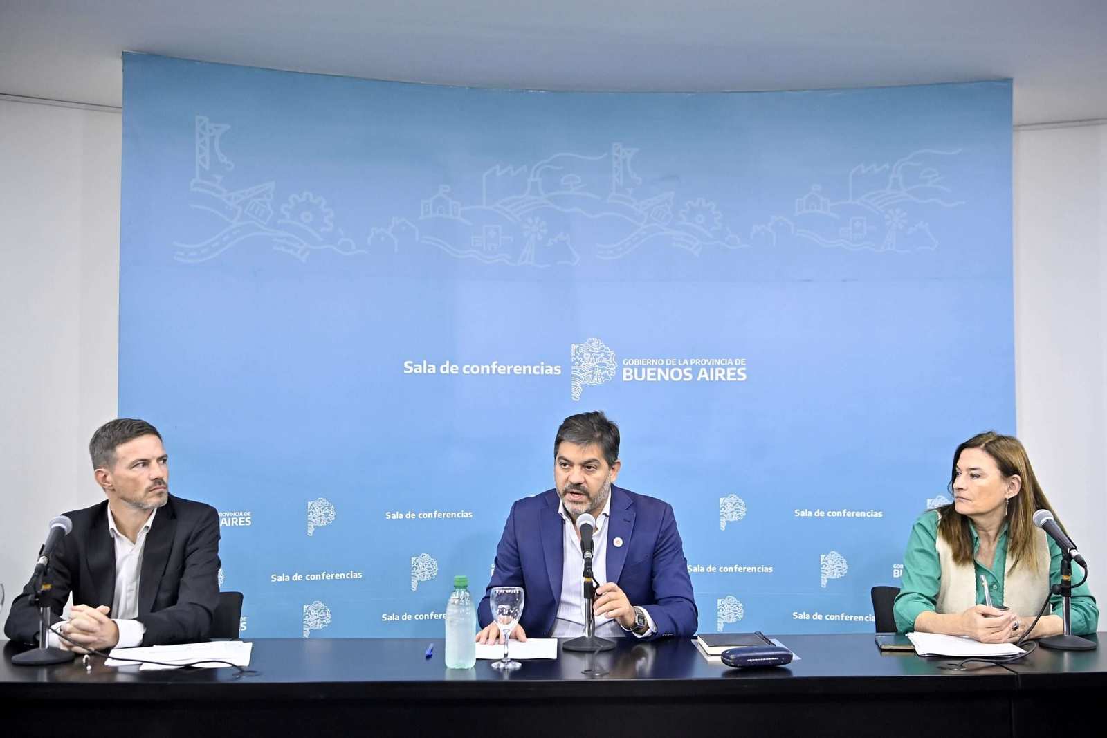  El Gobierno bonaerense habló de educación, vacunación y paritarias y cuestionó la política económica nacional