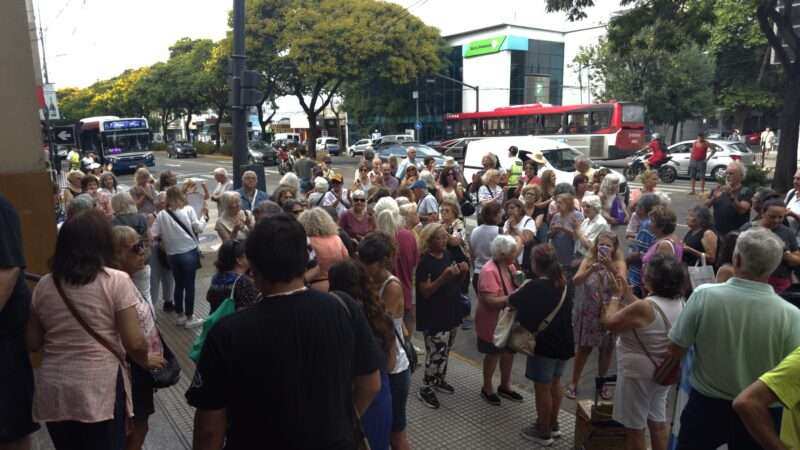Caravana de vecinos por la restitución del Transporte del Bicentenario en Vicente López