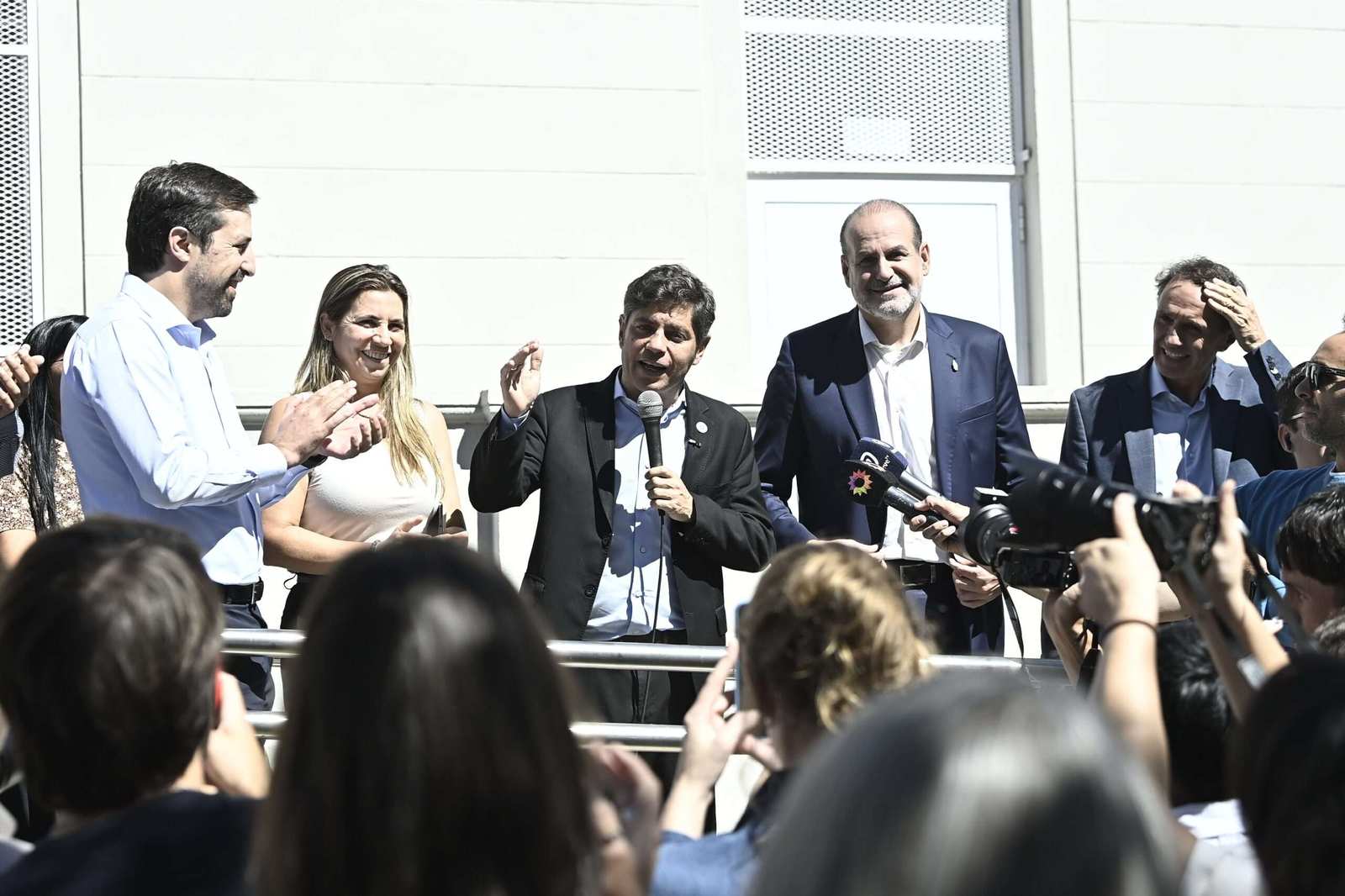 Kicillof entregó 101 viviendas en Bahía Blanca y destacó la continuidad de la obra pública provincial