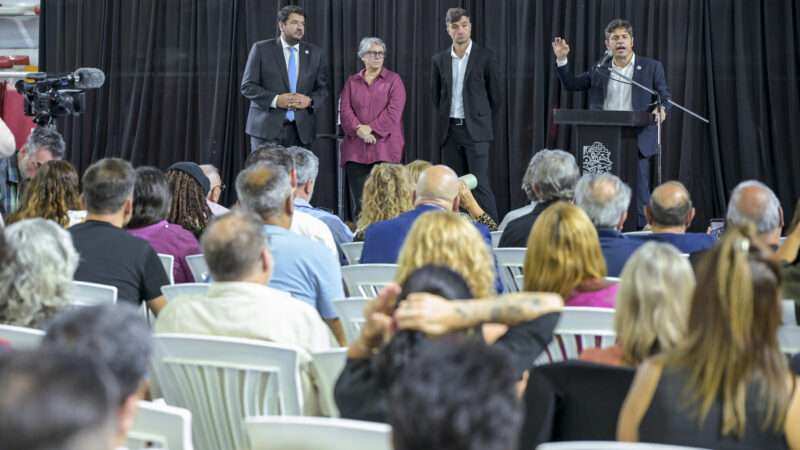 Kicillof entregó 430 escrituras en Morón e inauguró la ampliación de una escuela secundaria