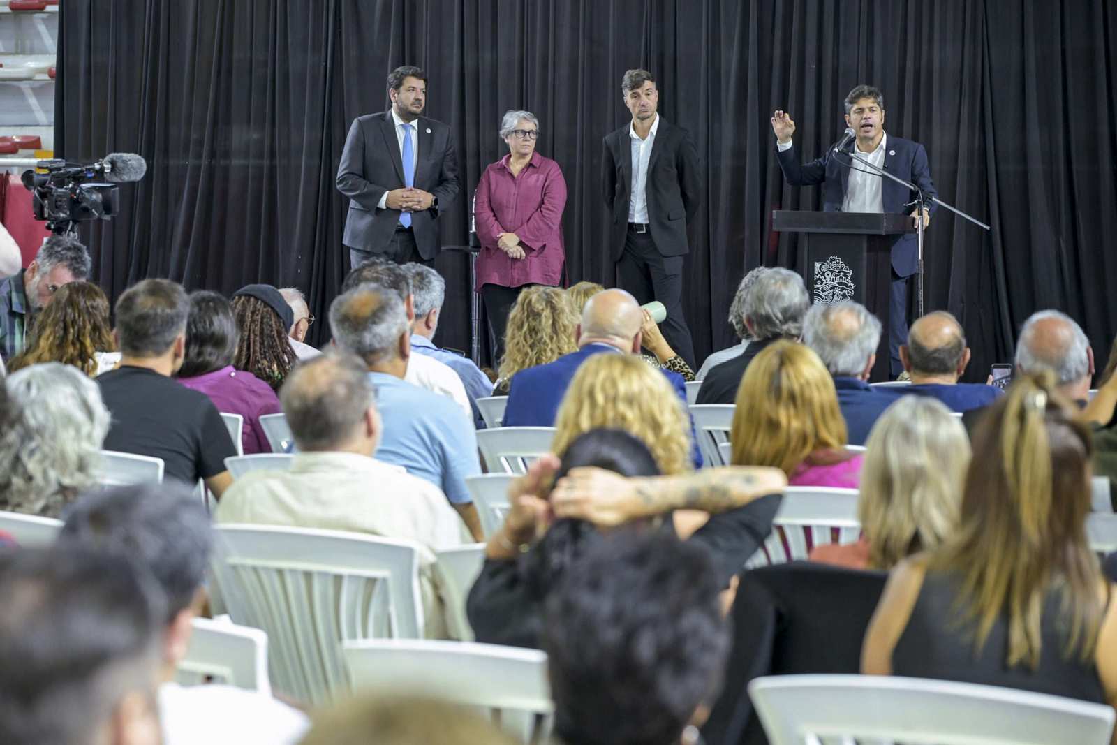 Kicillof entregó 430 escrituras en Morón e inauguró la ampliación de una escuela secundaria