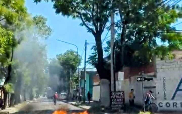 Protesta con quema de cubiertas por falta de luz en Vicente López