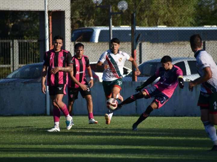 Atlético Escobar logró su primer punto en el Federal tras empatar contra Sportivo Las Parejas