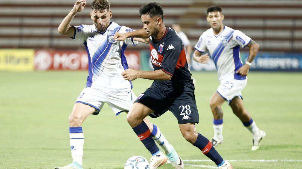 Tigre dejó pasar la victoria en Perú y arrancó con un empate en la Sudamericana