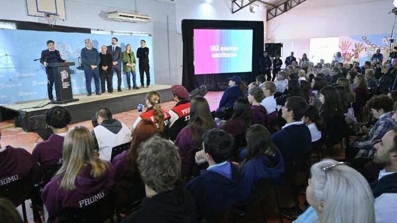 Kicillof amplía un centro universitario en Coronel Suárez y entrega escrituras, netbooks y equipamiento productivo