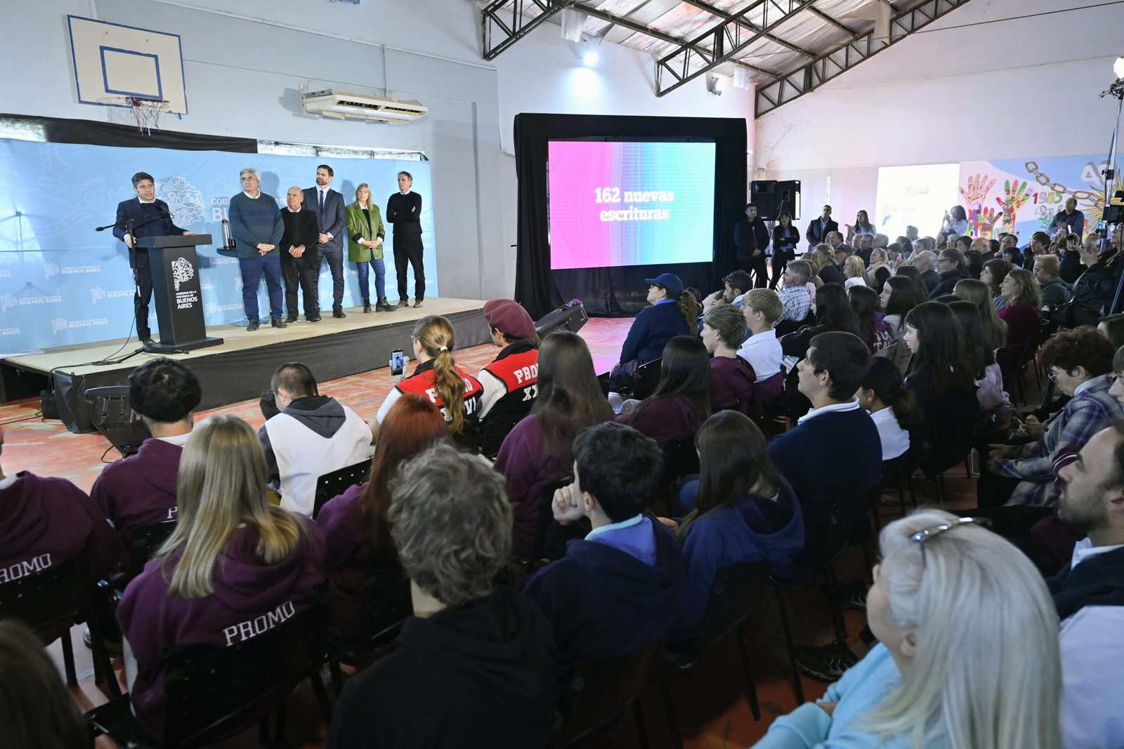 Kicillof amplía un centro universitario en Coronel Suárez y entrega escrituras, netbooks y equipamiento productivo