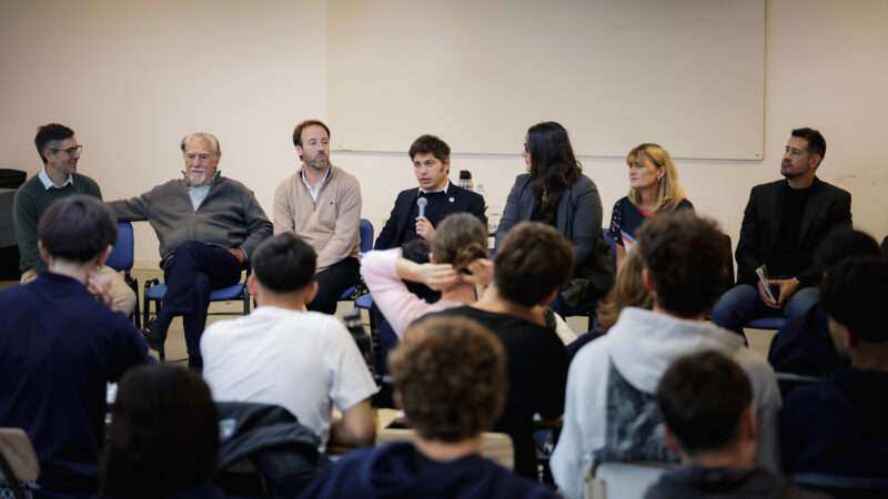 Kicillof debatió con estudiantes sobre el modelo económico de la dictadura y su impacto en la actualidad