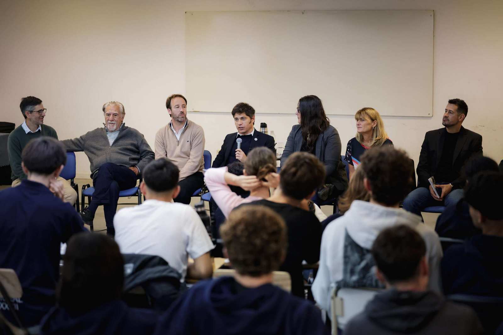 Kicillof debatió con estudiantes sobre el modelo económico de la dictadura y su impacto en la actualidad