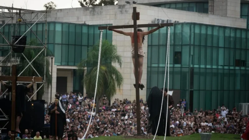 Malvinas Argentinas vivió el Vía Crucis junto a sus comunidades parroquiales